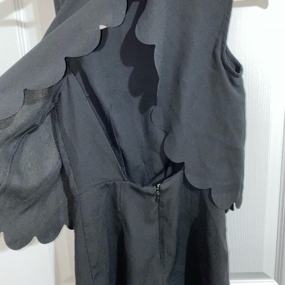 Scalloped Short Romper - Picture 4 of 5